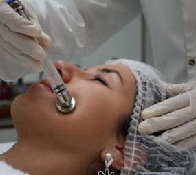 Tratamentos faciais diversos, recomendados por dermatologistas.