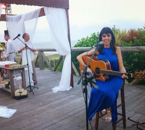 Mônica Bezerra Voz e Violão
