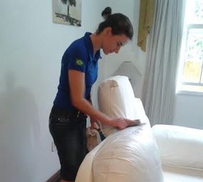 Higienização e hidratação em sofá em courino